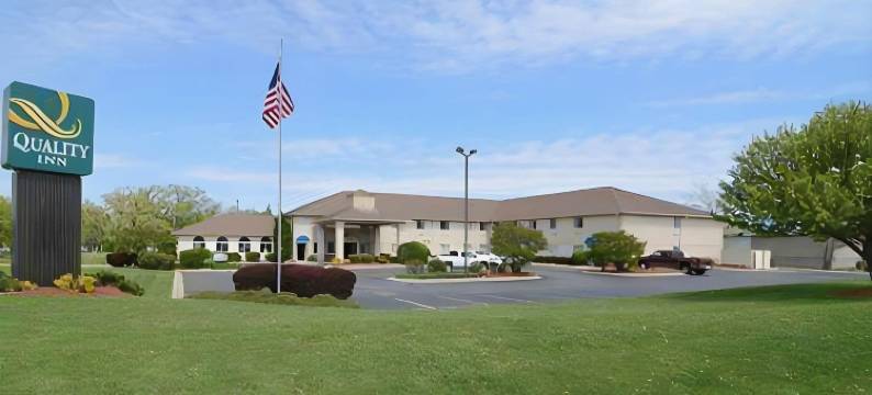 靠近日内瓦湖的伍德斯托克品质酒店旅店和套房(Quality Inn & Suites Woodstock Near Lake Geneva)图片