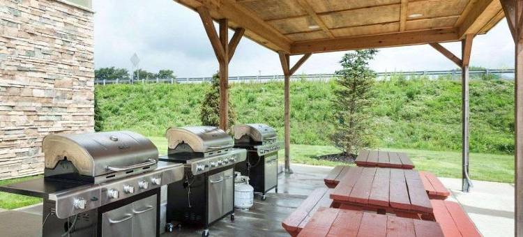 郊区开间特里亚德尔菲亚 - 惠灵在高地(Suburban Studios Triadelphia - Wheeling at the Highlands)图片