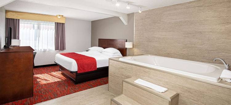 博林格林温德姆华美达酒店(Ramada by Wyndham Bowling Green)图片