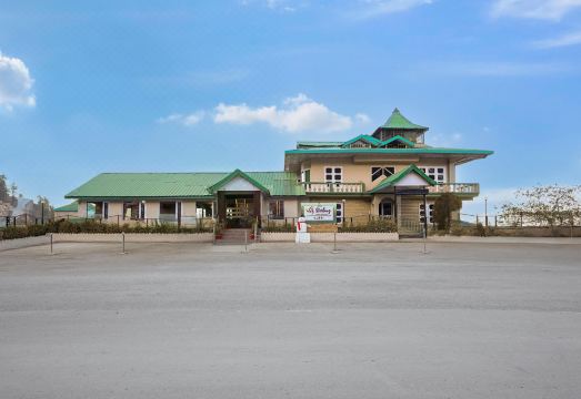 Sterling Kufri Hotel Overview