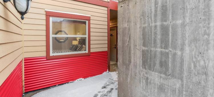 I Spy - 舒适的宠物友好型，滑雪入/滑雪出公寓，带私人热水浴缸(I Spy - Cozy Pet Friendly, Ski in/Ski Out Condo with Private Hot Tub)图片