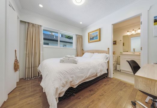 Quite House Near the Vancouver Airport Hotel Overview