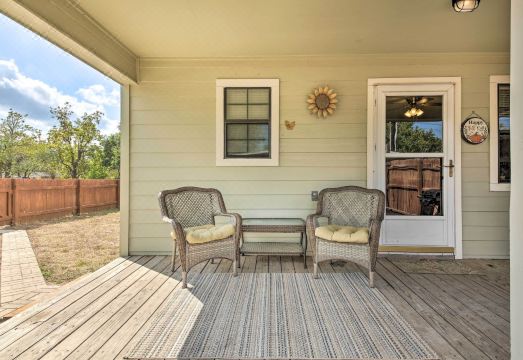 Cozy Canyon Lake Cottage 1 Mi to Guadalupe River!Hotel Overview