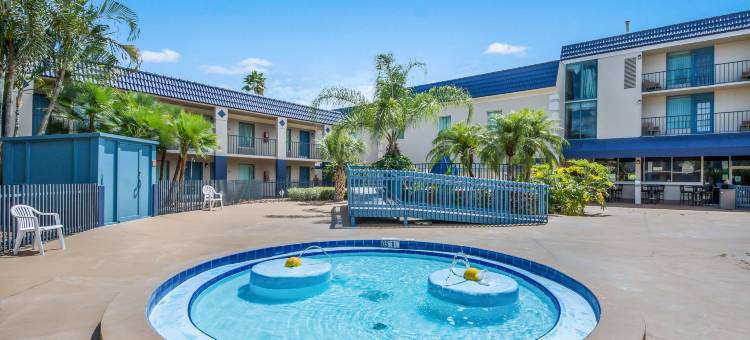 克拉丽奥酒店及套房-中央清水海滩(Clarion Inn & Suites Central Clearwater Beach)图片