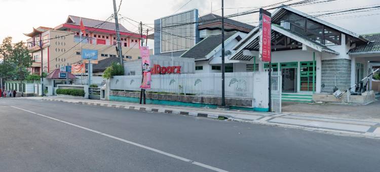 红多兹苏卡布米惹兰街玛塔迪娜塔酒店(RedDoorz @ Jalan R.E. Martadinata Sukabumi)图片