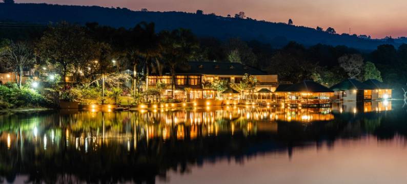 班姆布湖滨小屋(Bambuu Lakeside Lodge)图片