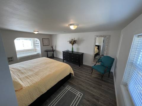 Cozy riverfront getaway with newly rebuilt private dock & pickleball court