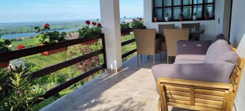 斯梅代雷沃的假日屋，带城市、花园和河景(Holiday House in Smederevo With City, Garden, and River Views)图片