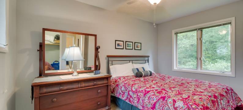 沃尔科特湾畔之家带码头和甲板!(Bayfront Home w/ Dock & Deck in Wolcott!)图片