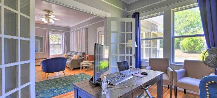 宽敞的兰内特避难所，配有阳光房+大甲板(Spacious Lanett Haven w/ Sunroom + Large Deck)图片