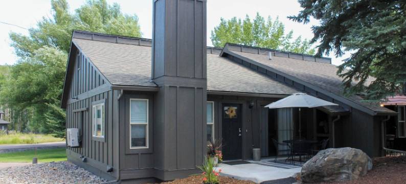 白鱼镇公寓，有游泳池通道 + 靠近徒步旅行地点！(Whitefish Condo w/ Pool Access + Close to Hiking!)图片