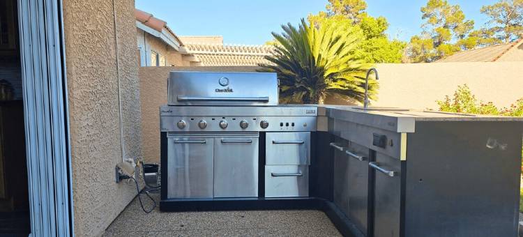 拉斯维加斯现代&宽敞•特大床度假屋•后院烧烤炉(Modern & Spacious Vegas House • King Bed • Backyard Grill)图片