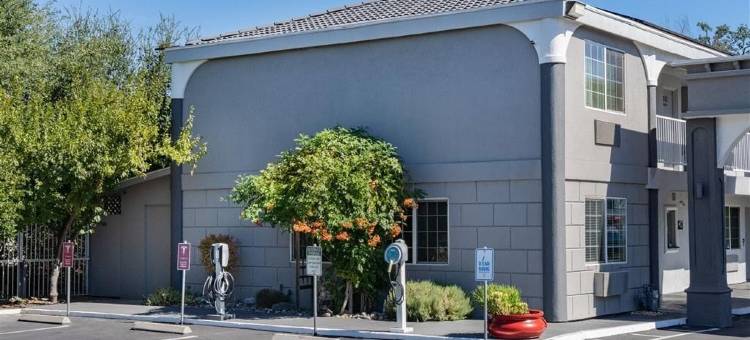 尤凯亚速 8 酒店(Super 8 By Wyndham Ukiah)(The Orchard Hotel Ukiah Wine Country Free Breakfast, Pool, & Hot Tub)图片