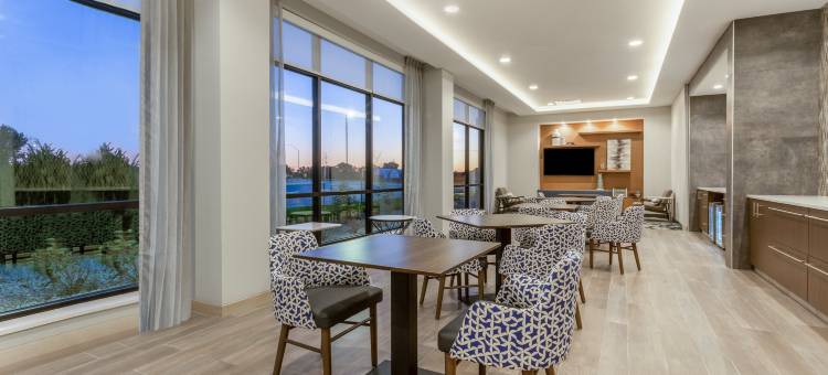 洲际酒店集团锡达福尔斯假日酒店及套房 - 滑铁卢活动中心(Holiday Inn & Suites Cedar Falls-Waterloo Event Ctr)图片