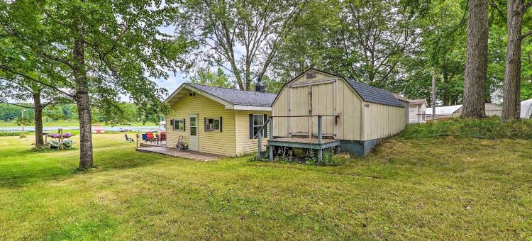 塔布斯湖小屋，带火坑，靠近滑雪场！(Cottage on Tubbs Lake w/ Fire Pit Near Skiing!)图片