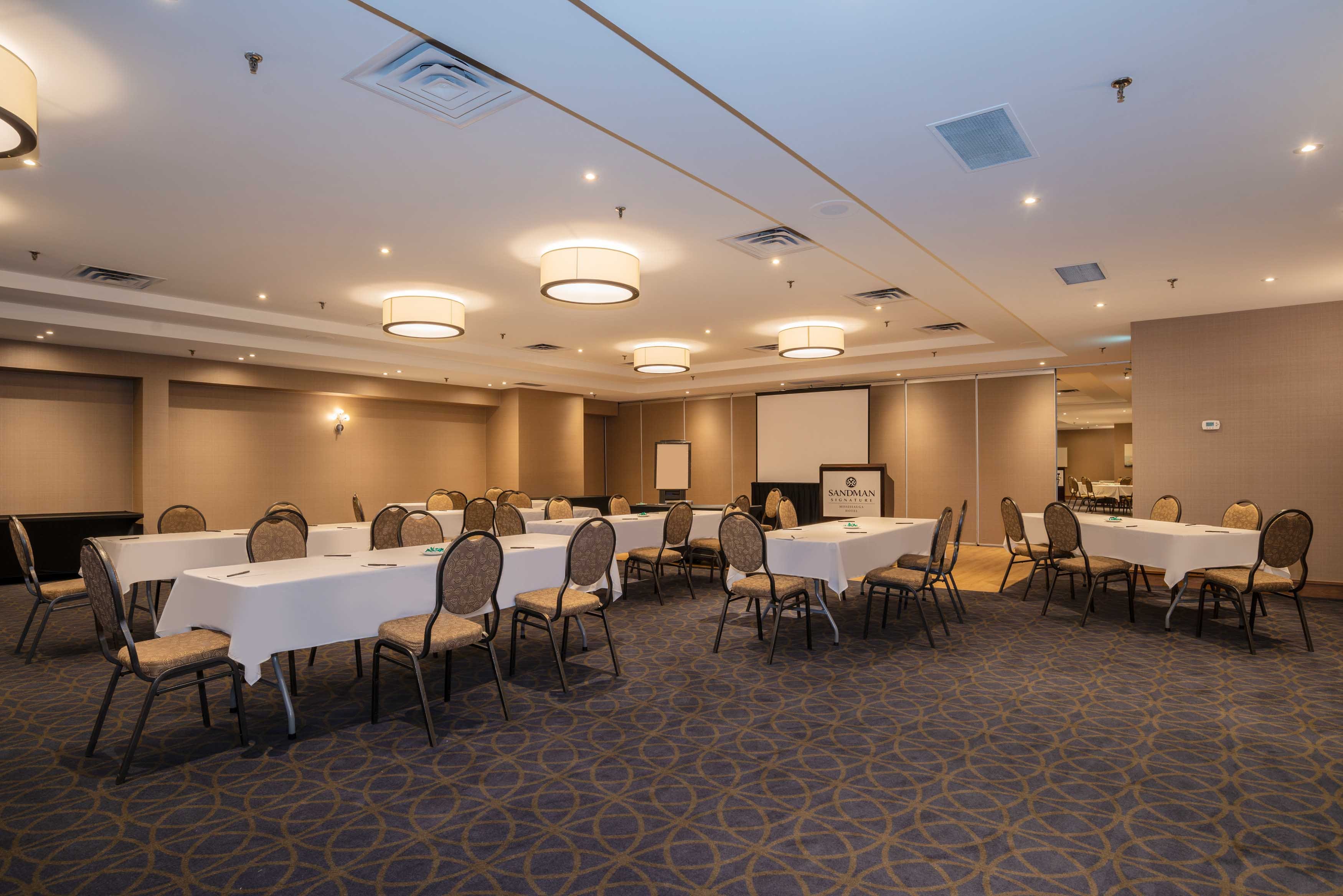 Sandman Signature Mississauga HotelOver view