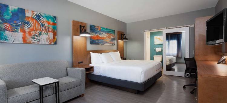 迈尔斯堡萨尼贝尔盖特威拉昆塔温德姆套房酒店(La Quinta Inn & Suites by Wyndham Ft. Myers-Sanibel Gateway)图片