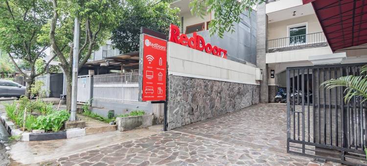 红多兹Plus酒店@巴古斯兰金街(RedDoorz Plus @ Bagusrangin Street)图片
