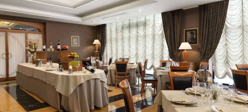 那不勒斯市中心华美达酒店(Ramada by Wyndham Naples)图片