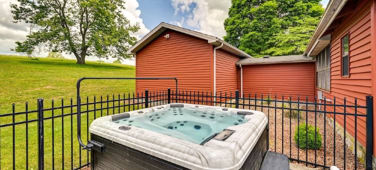 宽敞的Campbellsville小屋配有游泳池和热水浴缸！(Spacious Campbellsville Cabin w/ Pool & Hot Tub!)图片