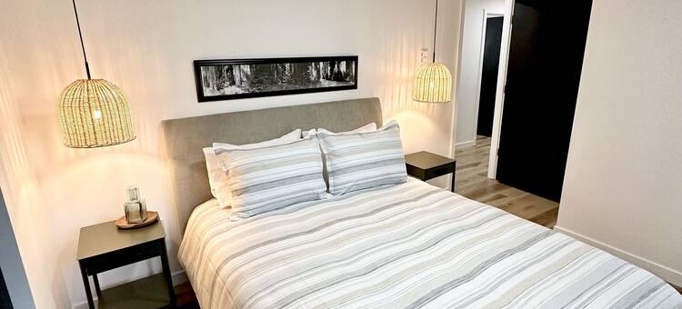The Sapling -  hot tub, outdoor fireplace & grill close to airport, shopping图片