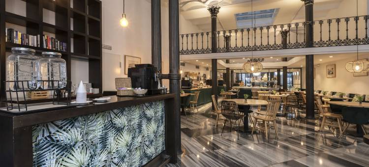 佩蒂特宫雷纳广场酒店(Petit Palace Plaza de la Reina)图片