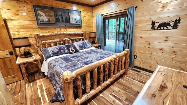 Lux Cabin-Indoor\Outdoor Living, large decks, hot tub, BBQ & Firepit, Game Room
