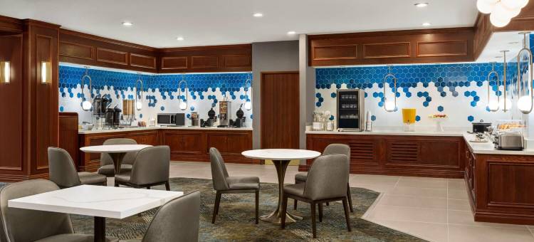 麦迪逊美国中心拉昆塔温德姆套房酒店(La Quinta Inn & Suites by Wyndham Madison American Center)图片