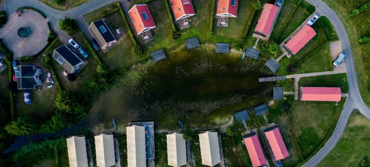 露营地 - 配有厨房和浴室的联合帐篷，位于池塘附近(Campsite - Combined Tents with Kitchen and Bathroom Located Near a Pond)图片