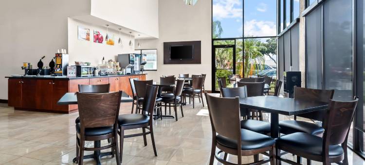 品质酒店及套房-热带风情球场(Quality Inn & Suites at Tropicana Field)图片