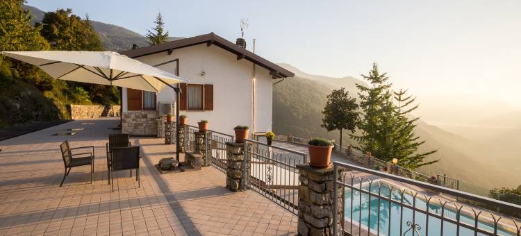 Lakeside Mansion with Pool图片