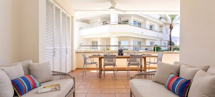 Bright apartment front of beach. Guadalmansa Beach图片