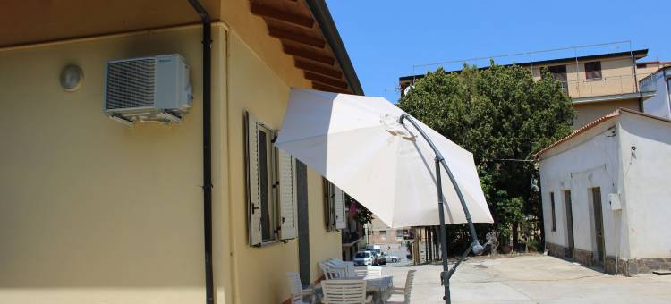 三卧两浴带花园别墅(Villa 3 letti 2 docce e Giardino)图片