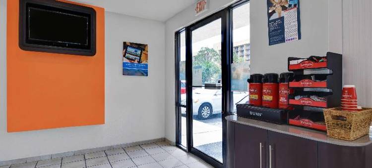 奥兰多6号基西米正门东汽车旅馆(Motel 6 Kissimmee, FL - Orlando)图片