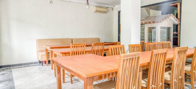 红多兹酒店-近雅加达塔曼迷你(RedDoorz Near Taman Mini Jakarta)图片