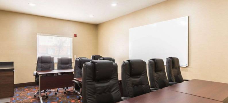 东休斯顿I-10伊克诺套房酒店(Econo Lodge Inn & Suites East Houston I-10)图片