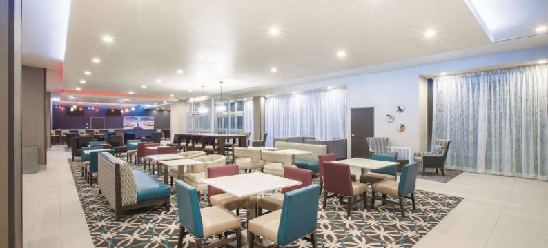 圣马科斯奥特莱斯购物中心拉昆塔温德姆套房酒店(La Quinta Inn & Suites by Wyndham San Marcos Outlet Mall)图片