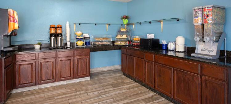 昆斯伯里乔治湖戴斯酒店(Days Inn by Wyndham Queensbury/Lake George)图片