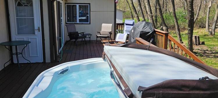 3 BdrHomew/HotTub+FREE Firewood,sleeps10inMauston,closeto WI Dells/Attractions图片
