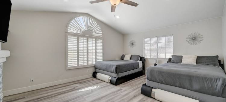 Cozy 5-Bedroom Oasis Near the Strip: Arcades, Pool, and BBQ Haven!图片