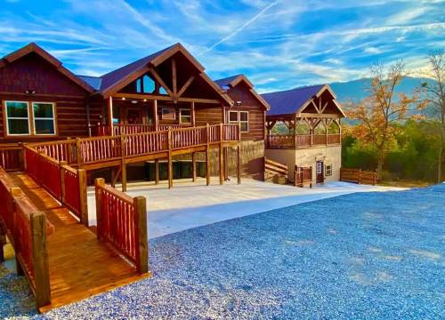 Amazing Brand New 8Bdrm Cabin-Pool-Arcades-Gazebo, Easy Drive, Sleeps 40