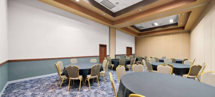 科尔尼会展中心克拉丽奥酒店及套房(Suburban Studios, Kearney)图片