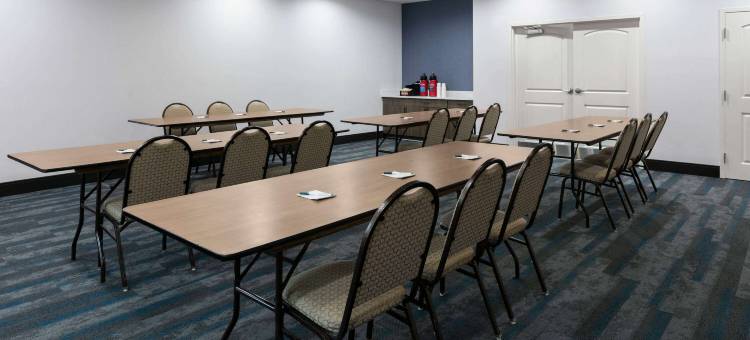 拉昆塔温德姆酒店套房，由温德姆富特沃思 - 布尔森运营(La Quinta Inn and Suites by Wyndham Ft. Worth - Burleson)图片