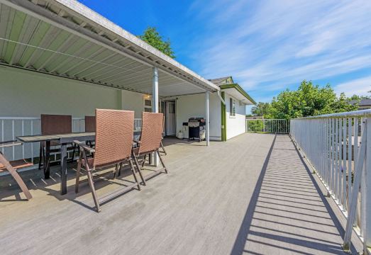 Quite House Near the Vancouver Airport Hotel Overview