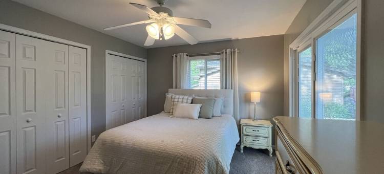 4-bedroom tri-level house in enchanting Midland with WiFi, AC.  Pet friendly.图片