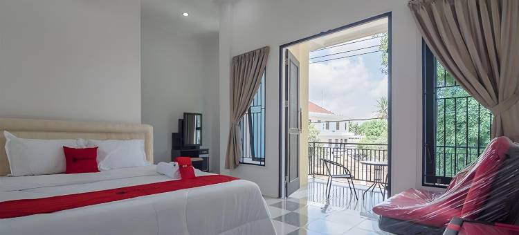 瑞德多兹酒店 - 近占碑苏丹塔哈机场(RedDoorz Syariah Near Sultan Thaha Airport Jambi)图片