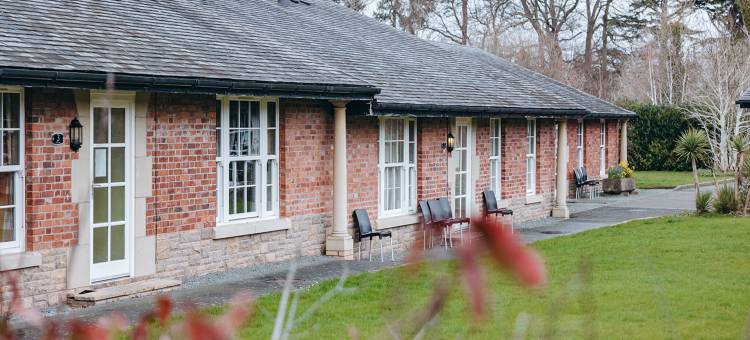 Cottage in Netley Hall with Scenic Trails图片