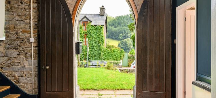 Chapel in Snowdonia with Hot Tub & Games Room图片