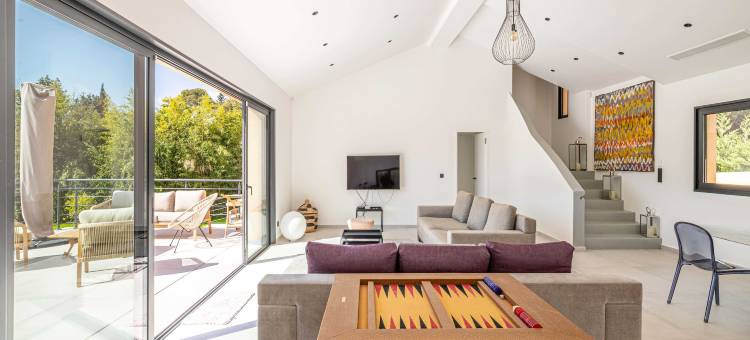 Modern Villa with Heated Pool and Garden图片