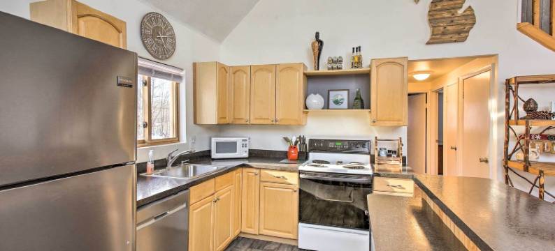 位于雪上移动车及全地形车路径上的北方湖居民房(Lakes of the North Home on Snowmobile and Atv Trail!)图片